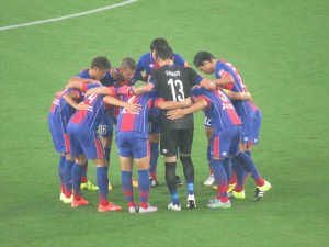 円陣で吠える前田遼一