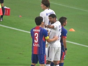 何かを訴えるパトリック