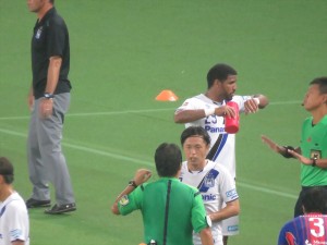 何かを訴えるパトリック