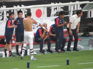 [名古屋戦2015A]ベンチでお着替え中のサンダサを激写