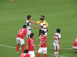 [名古屋戦2015A]主審に抗議する米本と前田
